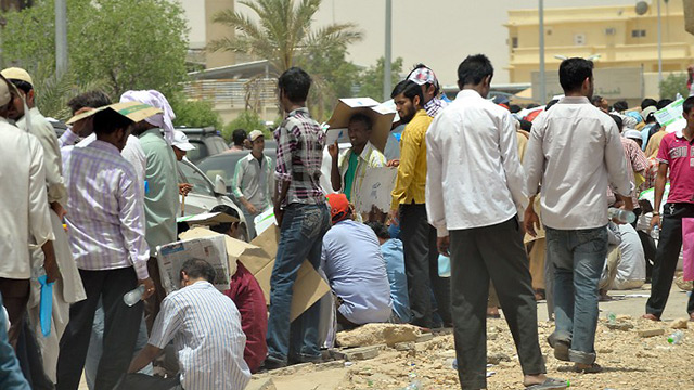 DEADLINE NEAR. Foreign illegal laborers wait in a queue at the Saudi immigration offices at al-Isha quarter in al-Khazan district west of Riyadh on June 30, 2013. Photo by AFP/Fayez Nureldine