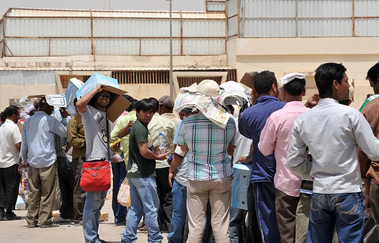 SAUDI CRACKDOWN. Foreign illegal laborers wait in a long queue outside the Saudi immigration offices at the Al-Isha quarter of the Al-Khazan district, west of Riyadh, on May 28. Photo by AFP /Fayez Nureldine