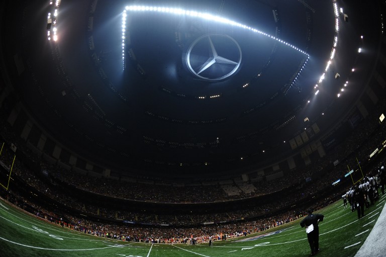 STADIUM HALF-DARK. A power outage brings Super Bowl XLVII to a halt leaving the Baltimore Ravens and San Francisco 49ers waiting for half the lights in the Louisiana Superdome to be restored February 3, 2013 in New Orleans, Louisiana. AFP PHOTO / TIMOTHY A. CLARY