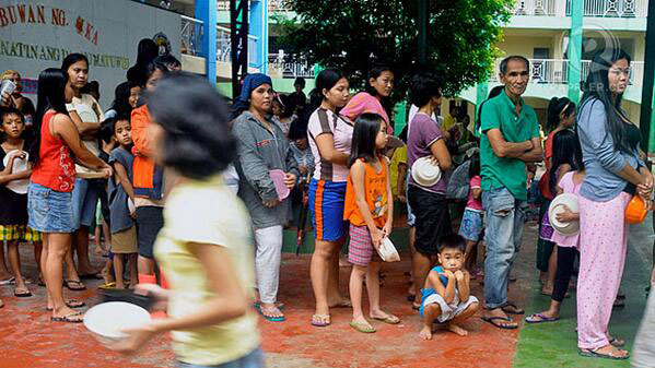 LINE UP. Evacuees line up for food inside Malanday Elem School in Marikina. Photo by Rappler/Leanne Jazul