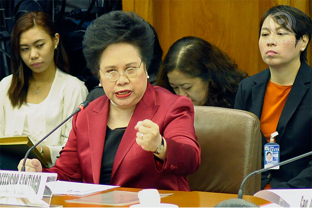 ALL FIRE. Sen Miriam Defensor Santiago goes on the offensive and grills Janet Napoles during the Senate Blue Ribbon Committee hearing on Thursday, November 7. Photo by LeAnne Jazul/Rappler