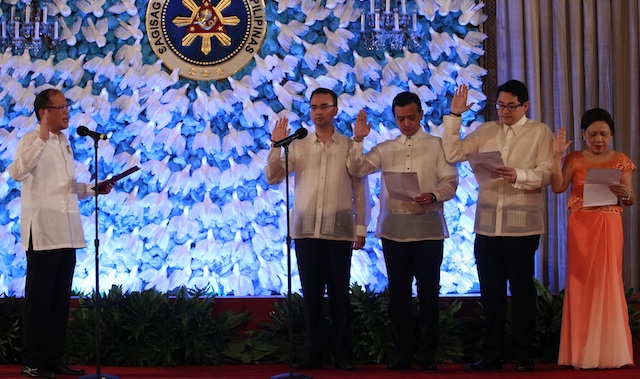 PROMISE TO SERVE. President Benigno Aquino III leads the oath-taking of 4 allies on Thursday, June 27. Malacañang Photo Bureau