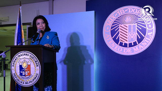 MAGTAYA NG SARILI. Chief Justice Maria Lourdes Sereno tells students, fellow alumnae to commit one's self in service. Photo by Jessica Lazaro/Rappler