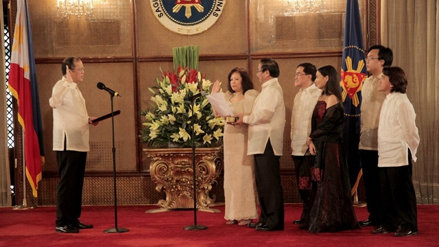 SWORN IN. Chief Justice Ma Lourdes Sereno takes her oath before President Benigno Aquino III. Photo from Malacañang/PCDSPO
