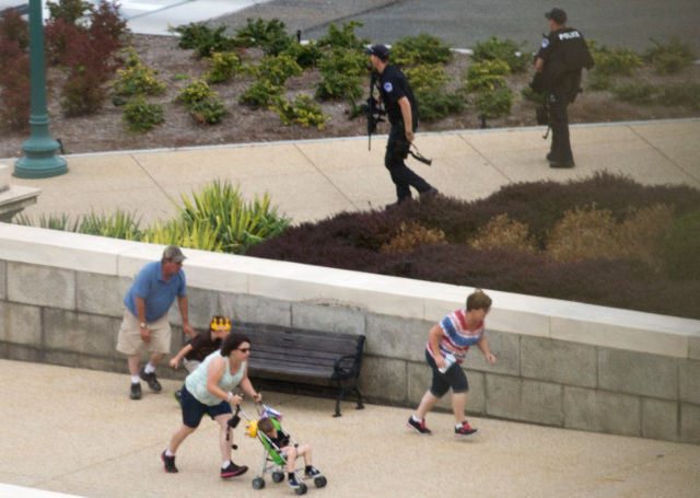 SHOTS FIRED. Seen from the US Capitol, tourists flee as Capitol Police are seen outside of the Senate side of the Capitol October 3, 2013 in Washington, DC following reports of a shooting. TOPSHOTS/AFP PHOTO/Mandel NGAN