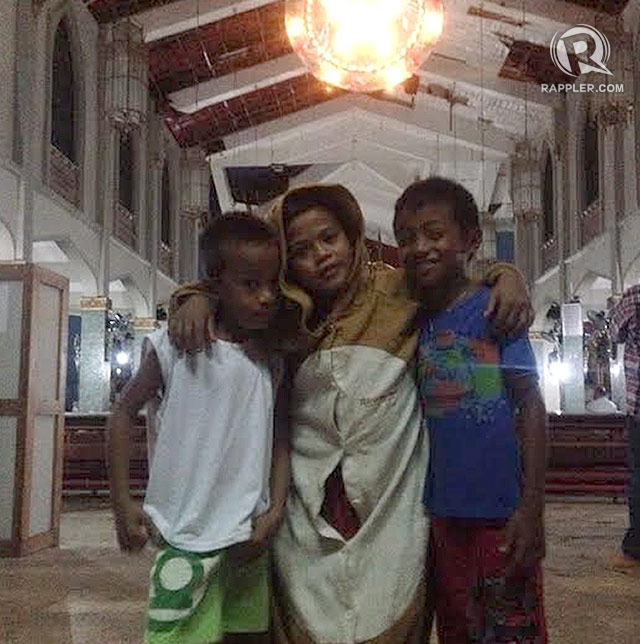 CHILD'S PRAYER. 10-year-old Ambal Iglesias (M) and friends attend the first day of Simbang Gabi novena Masses to pray for loved ones who died during the super typhoon. Photo by Voltaire Tupaz