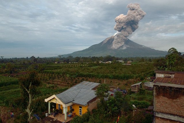 ASH, LAVA. Villagers who live near mount Sinabung watch its eruption and spewing dust to the air in Karo, North Sumatra, on December 31, 2013. Photos by Sutanta Aditya/AFP 