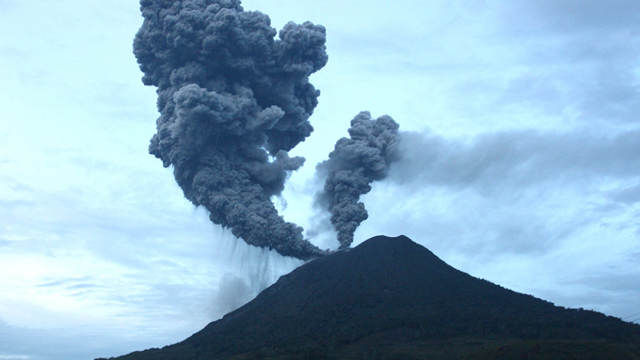 ERUPTION. Mount Sinabung volcano spews smoke in August 2010. Photo from AFP