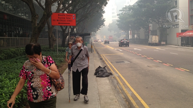 CRITICAL LEVEL. The Singapore haze hits the 400 level, potentially life-threatening to the ill and elderly. Photo by Rappler/Rupert Ambil 
