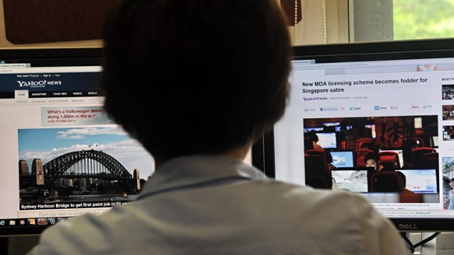 ‘ONEROUS REGULATIONS.’ Human Rights Watch says Singapore’s licensing rules for news websites discourage independent reporting and curb free expression. File AFP photo by Roslan Rahman 