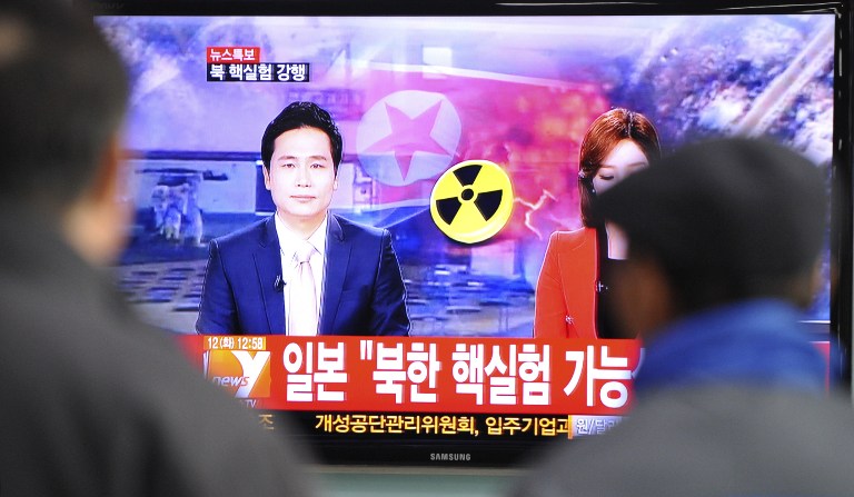 South Korean passengers watch TV news reporting North Korea's apparent nuclear test, at the Seoul train station on February 12, 2013. AFP PHOTO / KIM JAE-HWAN