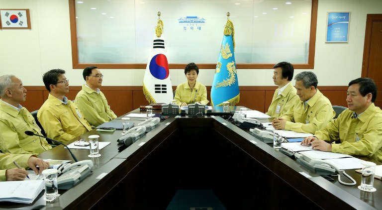 SECURITY MEETING. South Korean President Park Geun-Hye (C) presides over a National Security Council meeting at the presidential Blue House in Seoul on August 19, 2013. AFP / The Blue House