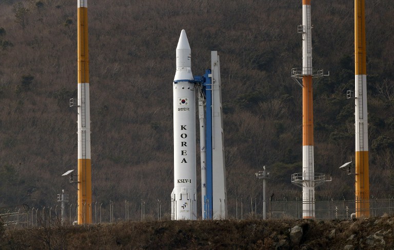 READY FOR LAUNCH. The Korea Space Launch Vehicle-I (KSLV-I) is seen on its launch pad at the Naro Space Center in Goheung, 350 km south of Seoul on January 29, 2013. AFP PHOTO/YONHAP