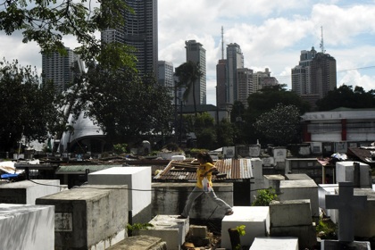 CONTRAST. Tombs have remained untouched in the closed public cemetery. Photo by LeAnne Jazul