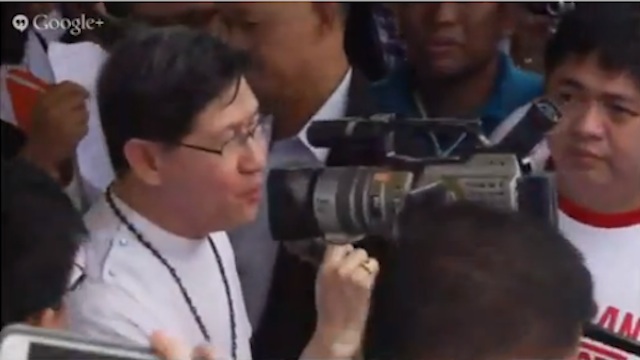 PRAYERS: Cardinal Luis Antonio Tagle join protesters in Luneta. Screenshot of Rappler's live coverage of the protests