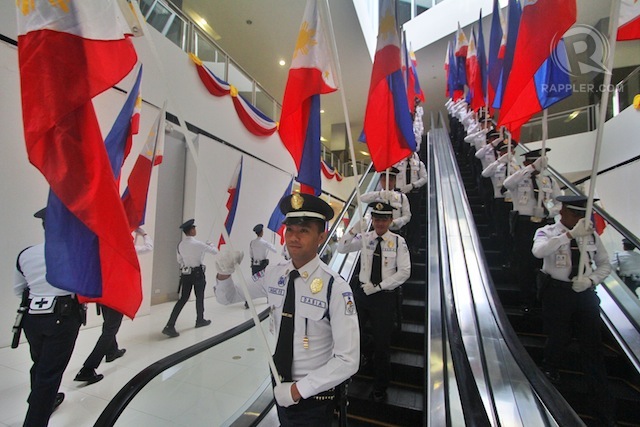 FLAG BEARERS. Security guards at the SM City Davao mall carry Philippine flags, part of the mall's commemoration of Independence Day. Photo by Karlos Manlupig/Rappler