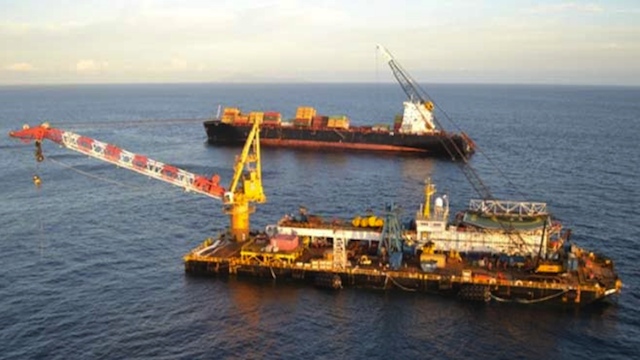 FLOATING CRANE. The SMIT Borneo, on its way to Tubbataha, has been used in other major salvage operations like that of the Italian cruise ship Costa Concordia in January 2012. Photo from Maritime News