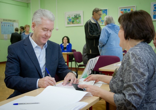 VOTING SOBYANIN. Moscow's acting Mayor Sergei Sobyanin (L) fills out his ballot during voting in Moscow's mayoral elections at a polling station in Moscow, Russia, 08 September 2013. EPA/Denis Grishkin / Moscow Mayor's Office / Handout