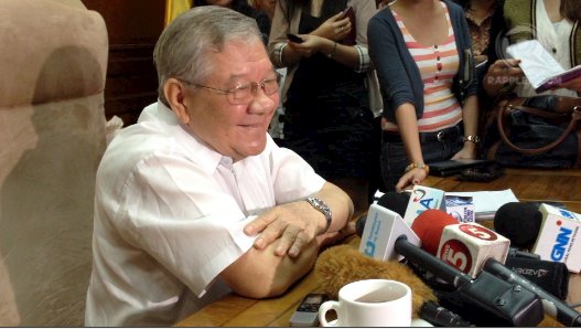 TRAIN FIRST. Speaker Sonny Belmonte advises his colleague Sarangani Rep Manny Pacquiao to run for senator first. Photo by Rappler