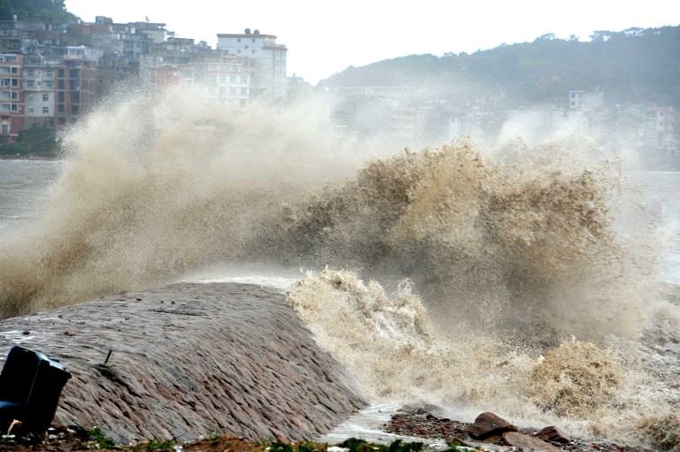 SOULIK'S POWER. This picture taken on July 13, 2013 shows huge waves surging up the coastal line of Huangqi Peninsula in Lianjiang county, east China's Fujian province. Photo by AFP