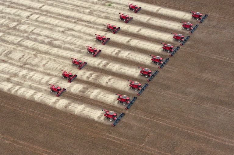 SOYBEAN HARVEST. Combine harvesters crop soybeans during a demonstration for the press, in Campo Novo do Parecis, about 400km northwest from the capital city of Cuiaba, in Mato Grosso, Brazil, on March 27, 2012. AFP/Yasuyoshi Chiba
