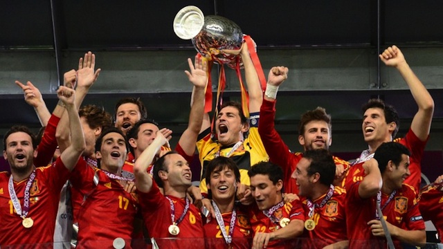 Spanish team celebrates Euro 2012 victory. Photo by AFP