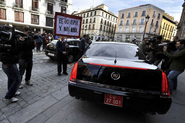 EAVESDROPPING. A man holds a placard reading "USA spy and rob us" as the car of U.S. Ambassador to Spain and Andorra James Costos leaves the Spanish Foreign Affairs ministry in Madrid. AFP PHOTO/ GERARD JULIEN