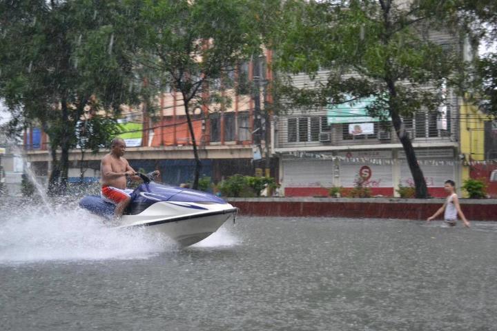 "Despite the bad weather, the Filipino sense of humor is unparalleled." Photo from Lina Jobstreet Facebook page