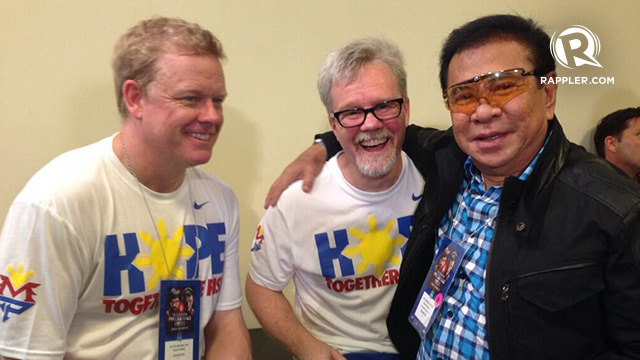 Gavin MacMillan and Coach Freddie Roach share a laugh with Gov Chavit Singson at the dug out.