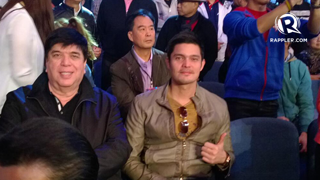 Actor Dingdong Dantes flashes a thumbs-up sign as he waits for the main event.