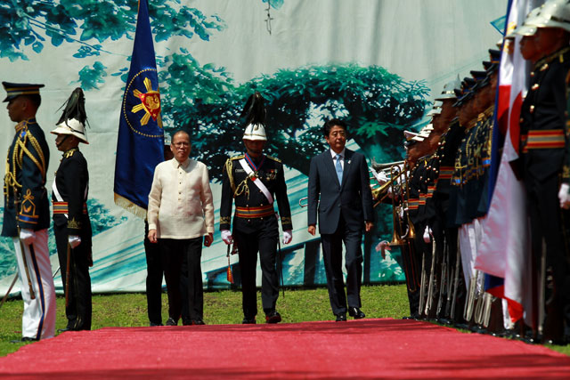 WELCOME HONORS. Japanese Prime Minister Shinzo Abe receives full welcome honors at the Palace grounds. Photo Malacañang Photo Bureau/Lauro Montellano, Jr.