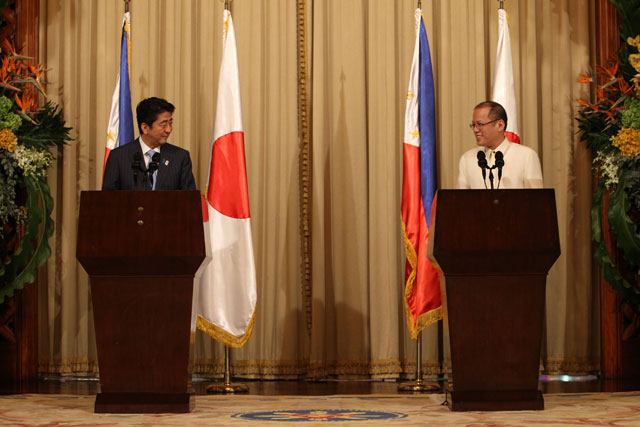 STRATEGIC PARTNERSHIP. Japanese Prime Minister Shinzo Abe (left) and Philippine President Benigno Aquino III (right) agree to boost maritime security in a meeting in July 2013. File photo by Malacañang Photo Bureau