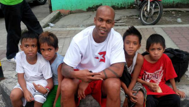 STARBURY. Former NBA star Stephon Marbury hangs out with Filipino kids before playing in the charity game. Photo from Stephon Marbury's Twitter page