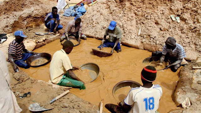 AL-ABIDIYA, Sudan - (FILES) A picture taken on August 9, 2010 shows Sudanese men panning for gold at the village of al-Abidiya, in northern Sudan. Around 100 miners are estimated to have died inside a collapsed gold mine in Sudan's Darfur region and nine rescuers trying to free them are now trapped, a miner said on May 3, 2013. "Nine of the rescue team disappeared when the land collapsed around them yesterday (Thursday)," said the miner, who had visited the scene and asked to remain anonymous. AFP PHOTO/ASHRAF SHAZLY