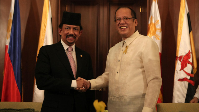 CLOSE TIES. President Benigno S. Aquino III welcomes The Sultan of Brunei, His Majesty Sultan Haji Hassanal Bolkiah Mu’izzaddin Waddaulah, during the Courtesy Call at the Music Room, Malacañan Palace for his State Visit to the Republic of the Philippines. Photo by Malacañang Photo Bureau