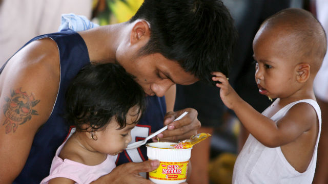 HUNGER RISING. A recent Social Weather Station survey shows that the number of Filipino households that consider themselves hungry increased from April to June 2013. Photo from EPA
