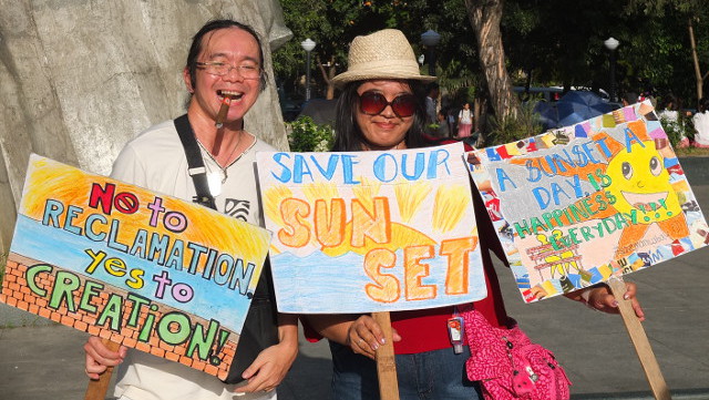 PROTEST. No to reclamation, say these sunset watchers. Photo by Pia Ranada/Rappler