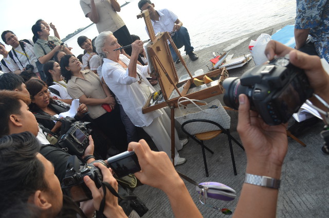 FOREVER IN LOVE WITH MANILA BAY. Betsy Westendorp paints at the Synchronized Sunset-Viewing. Photo by Melinda Gabuya