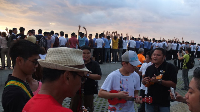 'WHAT A WONDERFUL WORLD.' A live band plays as the sun sets
