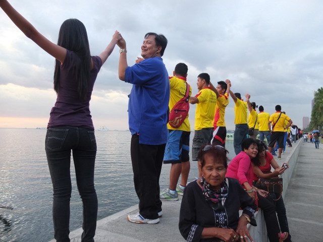 LINKING UP. Friends and strangers hold hands for the love of Manila Bay