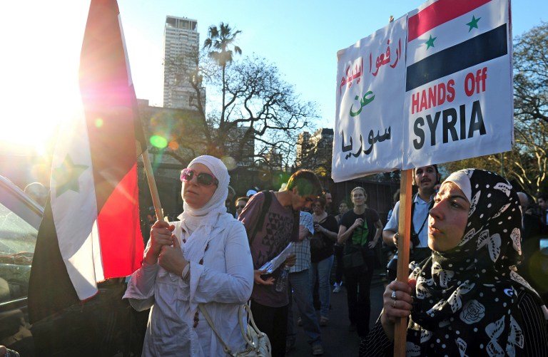 NO TO MILITARY STRIKE. Members of the Syrian community in Argentina and supporters protest outside of the US embassy in Buenos Aires demanding no military intervention in Syria on September 10, 2013. AFP / Daniel Garcia