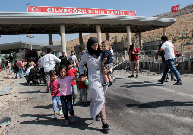 SYRIAN REFUGEES. A photo made available on September 1, 2013 shows Syrian refugees crossing at the Cilvegozu border gate in Reyhanli, Hatay, Turkey on August 31, 2013. Photo by EPA/Emin Sansar Turkey