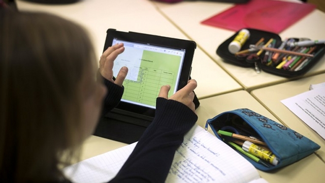 SCHOOL TOOL. A student uses an Ipad digital tablet at the British School of Paris, on December 3, 2012 in Croissy-sur-Seine, east of Paris . AFP PHOTO / FRED DUFOUR