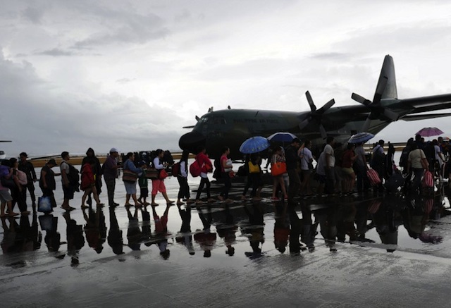 EXODUS. Survivors of the super Typhoon Yolanda/Haiyan, board a C-130 military plane bound for Cebu at Tacloban airport, Leyte, on November 12, 2013. AFP/Ted Aljibe