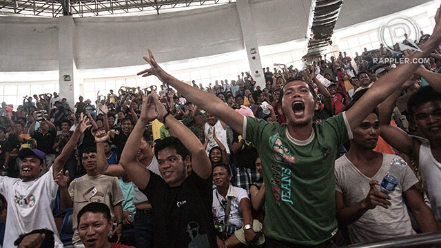 NO TEARS. Typhoon Haiyan survivors in Tacloban cheer for Manny Pacquiao, who beat American boxer Brandon Rios in a fight in Macau on November 24. Photo by Carlo Gabuco