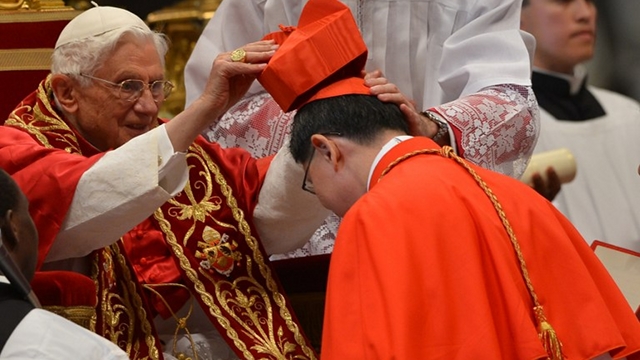 POTENTIAL SUCCESSOR. Manila Archbishop Luis Antonio Cardinal Tagle joins 116 other prelates who will elect – among themselves – the next pope. In this picture in November 2012, Benedict XVI officially makes Tagle a cardinal. File photo from AFP
