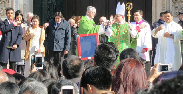 MIGRANT FILIPINOS. Outside the Milan cathedral, Manila Archbishop Luis Antonio Cardinal Tagle blesses up to 11,000 Filipinos waiting for him. Photo by the Philippine Consulate General in Milan