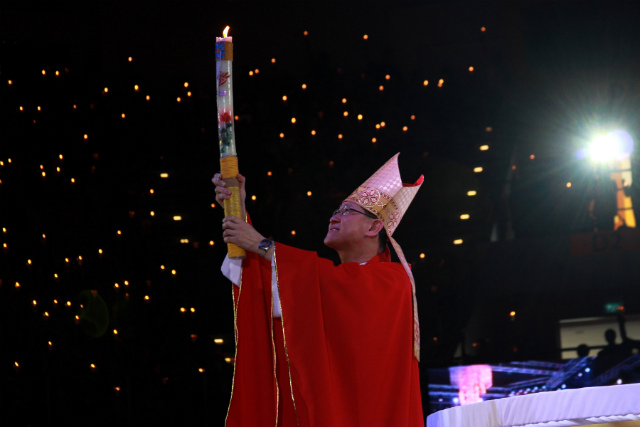 REKINDLING FAITH. Hours after apologizing, Manila Archbishop Luis Antonio Cardinal Tagle leads a candle-lighting ritual to close the Philippine Conference on New Evangelization. Photo by Vincent Go