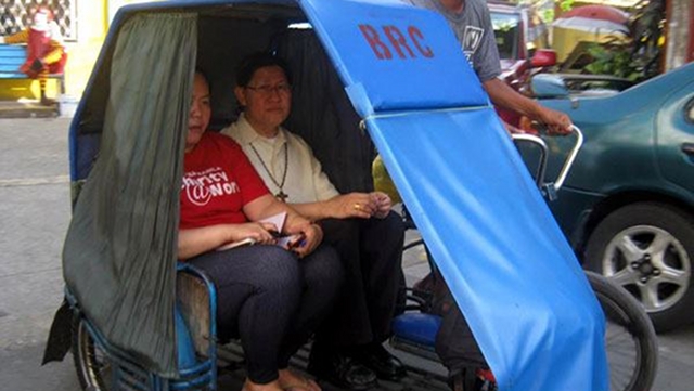 GENUINE RELATIONSHIPS. Cardinal Tagle doesn't hesitate to ride a pedicab, a cheap mode of transportation, in solidarity with the poor. Photo courtesy of the Sto Niño de Tondo Parish Youth Ministry