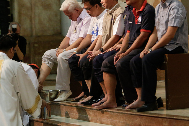 WASHING OF FEET. Before Holy Thursday, Comelec chair Sixto Brillantes Jr says in jest he will get a pedicure before the Washing of the Feet ritual with Cardinal Tagle. Photo by Rappler/John Javellana